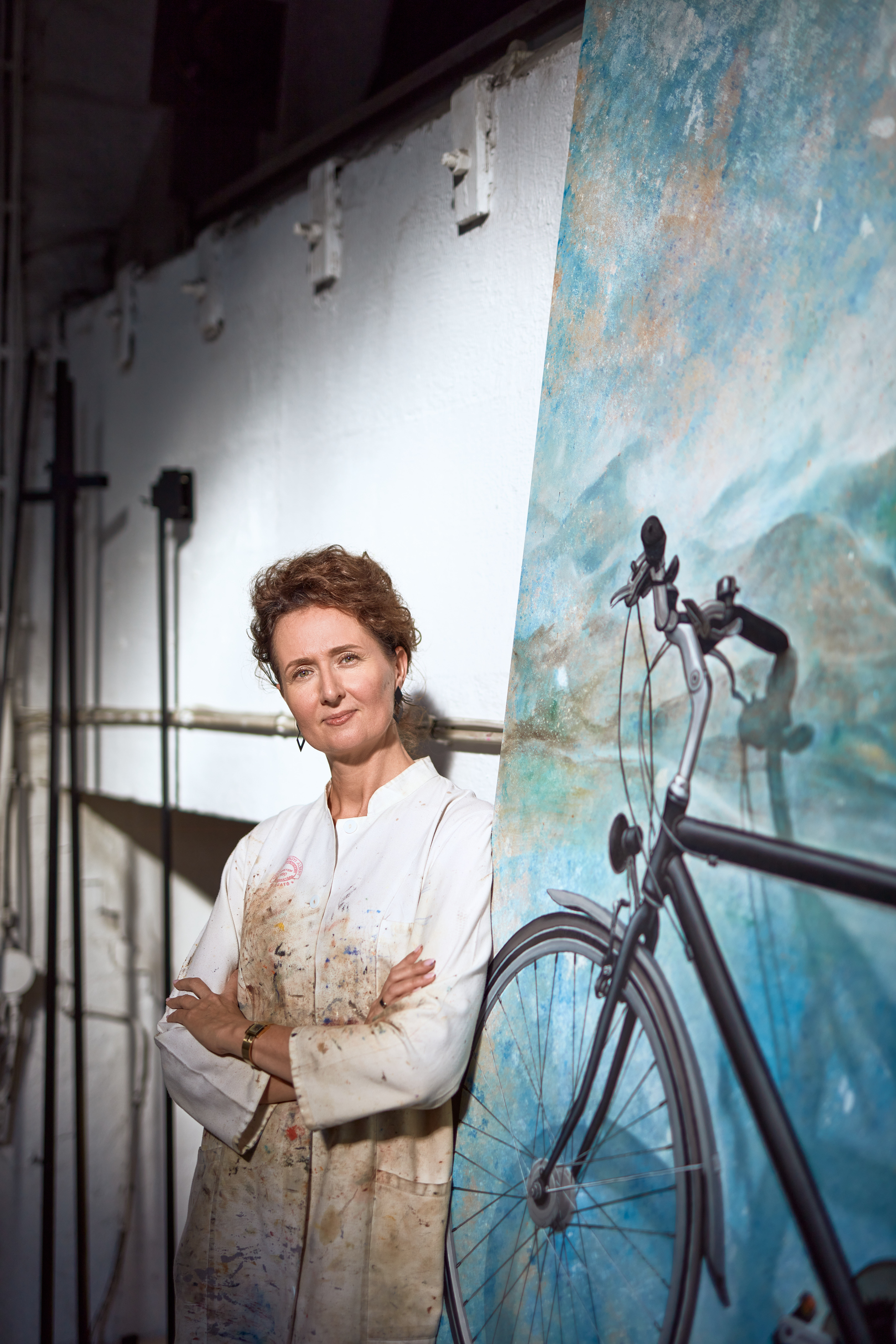 The painter Anikó Boda in front of one of her works